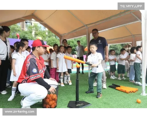 专业教练团队指导社区居民，垒球基础技能快速上手
